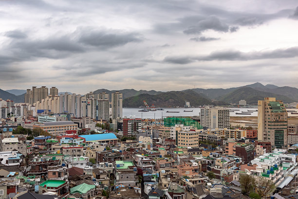 昌原市中心城市天际线建筑。照片拍摄于韩国的阴天。图片下载