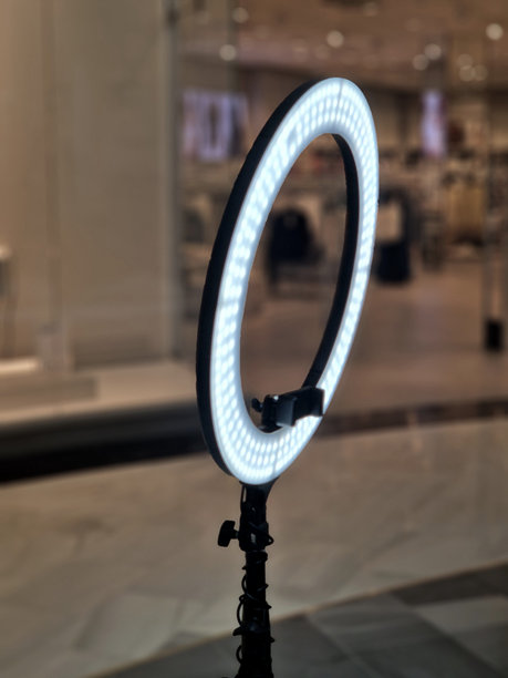 带遥控器的环形灯，附赠一个非常坚固的三脚架和手机支架。该灯光非常适合拍摄照片、在线直播、面对镜头的采访、选角和视频拍摄。图片下载