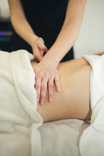 腹部按摩的库存照片图片下载