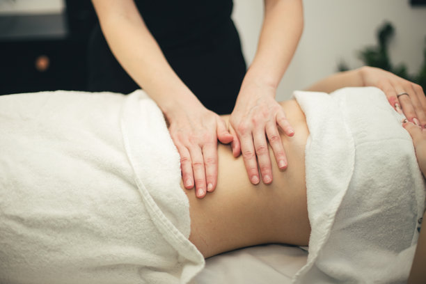 腹部按摩的库存照片图片下载