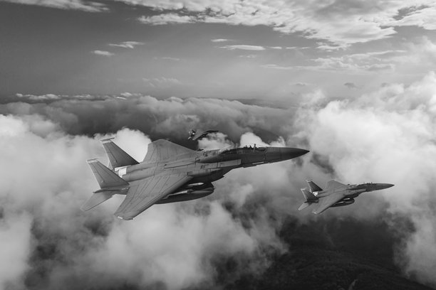 黑白照片，空军战斗机飞越云层。高空飞翔。图片下载