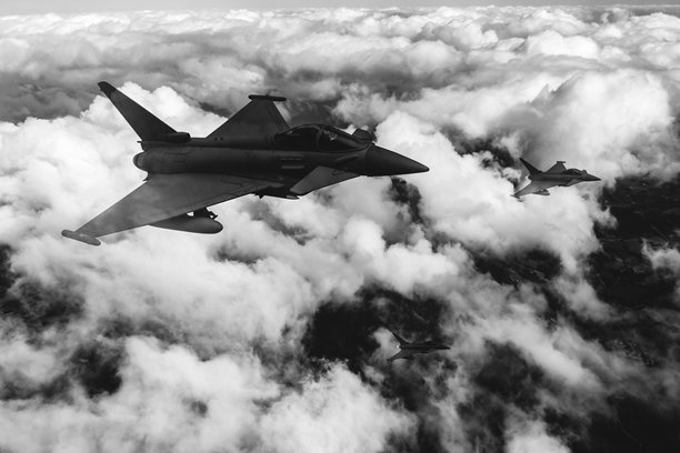 黑白照片，空军战斗机飞越云层。高空飞翔。图片下载