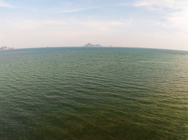 海面鸟瞰图，波浪水面纹理的鸟瞰照片，夏季海洋背景，美丽的自然惊艳海洋背景图片下载