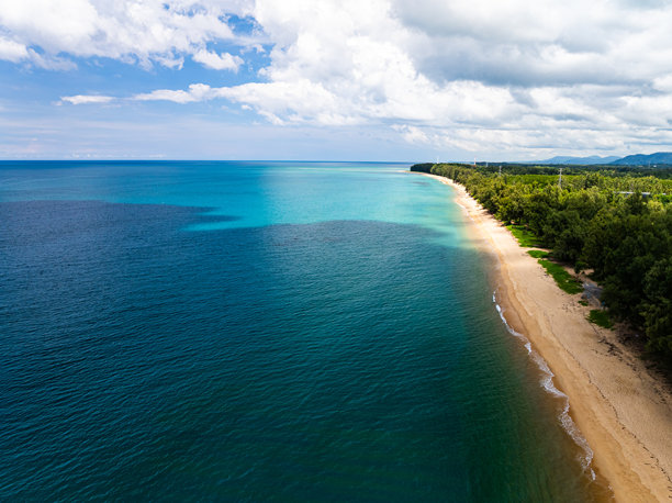 海面鸟瞰图，波浪水面纹理的鸟瞰照片，夏季海洋背景，美丽的自然惊艳海洋背景图片下载