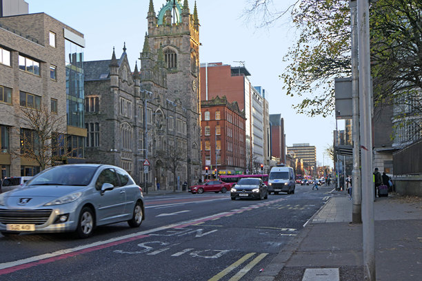 贝尔法斯特北爱尔兰大维多利亚街上行驶的车辆照片 26-11-24图片下载
