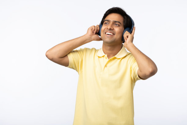 年轻男子佩戴耳机听音乐的库存照片图片下载