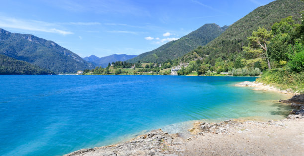 意大利特伦蒂诺地区的莱德罗湖 - 欧洲阿尔卑斯山。由多张图片拼接而成的全景图。图片下载