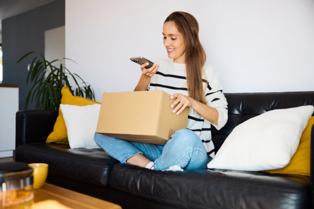 女子用手机拍摄快递包裹的照片图片下载