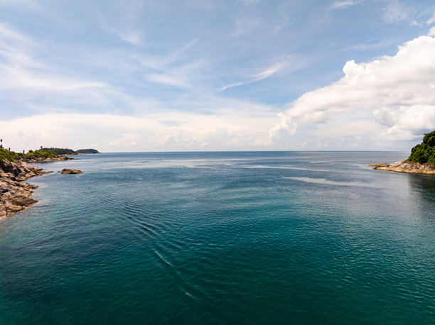 海面鸟瞰图，波浪水面纹理的鸟瞰照片，夏季海洋背景，美丽的自然惊艳海洋背景图片下载