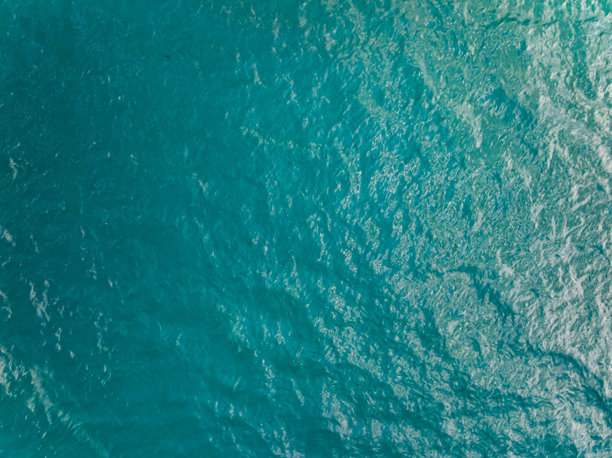海面鸟瞰图，波浪水面纹理的鸟瞰照片，夏季海洋背景，美丽的自然惊艳海洋背景图片下载