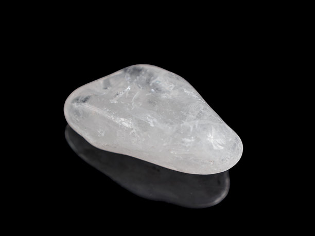 清晰的水晶石照片。透明的美，独特的形态，闪耀的纹理。探索石英的多样性。图片下载