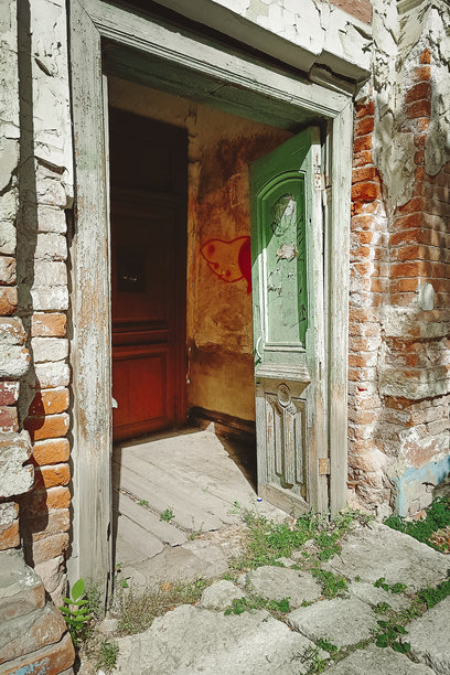 红砖房子的旧木门。特写，竖版照片。图片下载