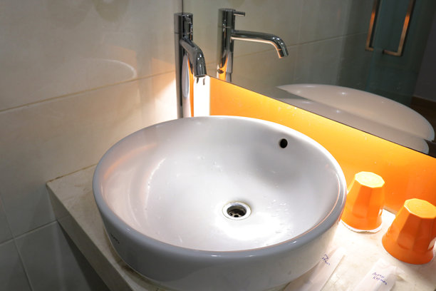酒店浴室洗手池上的水龙头照片图片下载