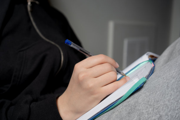 一个人在笔记本上写字，做重要笔记 - 股票照片图片下载