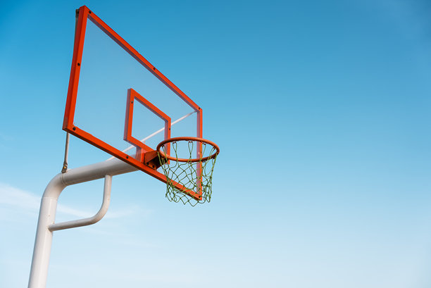 蓝天背景下的篮球架。库存照片图片下载
