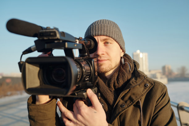 男子拍摄新的视频素材或报道图片下载