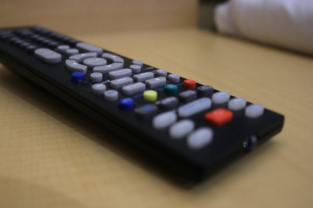 黑色电视遥控器的照片图片下载