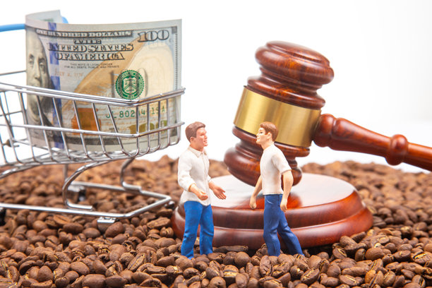 独特的库存照片，展示小雕像置于咖啡豆、100美元钞票、购物车和法槌之间，体现咖啡行业的法律争议。咖啡商业法律概念图片下载
