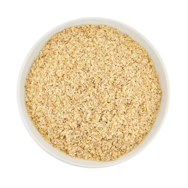 白色陶瓷碗中平铺的全谷物粉或小麦胚芽，背景为白色剪切图像图片下载