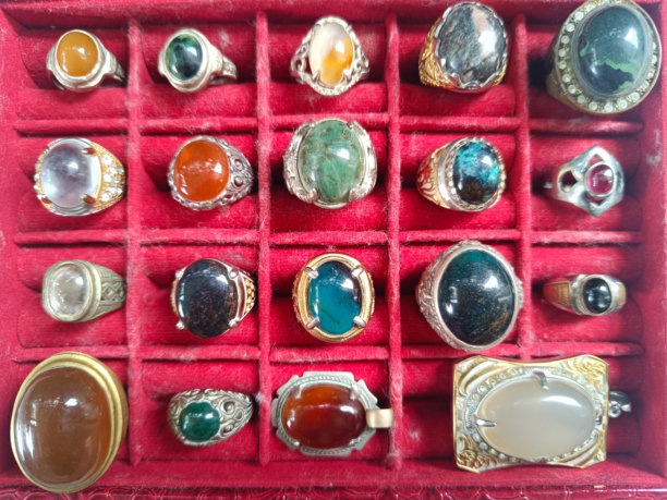 一盒各种图案、设计和颜色的宝石及宝石戒指的照片。图片下载