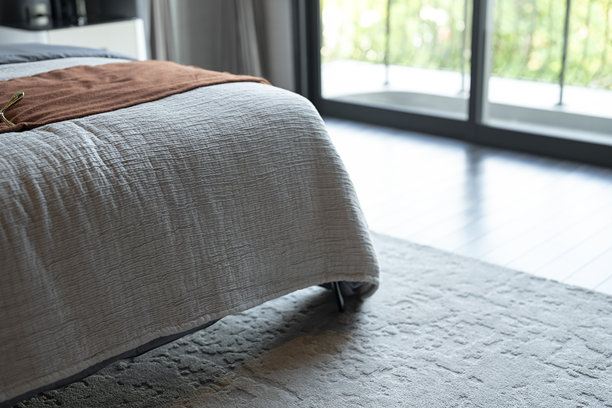 温馨床铺的特写照片，搭配木地板的早晨卧室室内设计概念图片下载