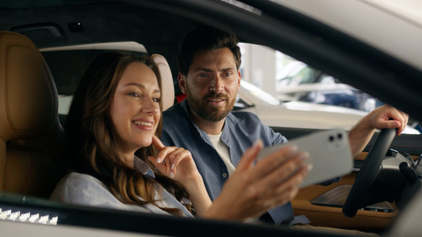 白人夫妇，男士、女士、女孩，男性、女性，家庭在新车内购买汽车，旅行视频博客，视频通话会议，手持手机自拍，问候、微笑，记录照片。图片下载