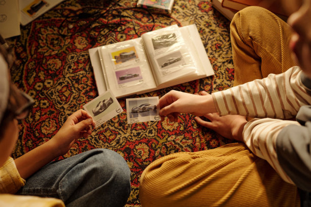 在舒适的环境中研究复古汽车照片图片下载