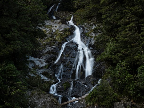 哈斯特河哈斯特山口附近的幻想尾瀑布溪流的特写长曝光照片，位于新西兰西兰的阿斯普林山国家公园。图片下载