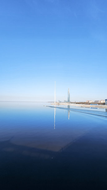 奇妙的冬季风景。圣彼得堡现代摩天大楼拉赫塔中心。竖版照片图片下载