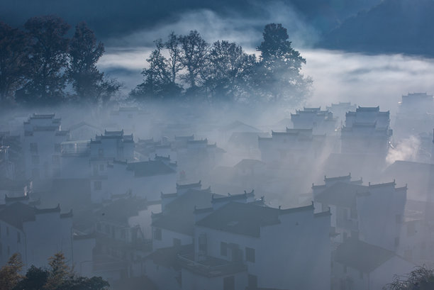 金色晨光照耀着中国江西婺源石城村的传统徽州建筑图片下载