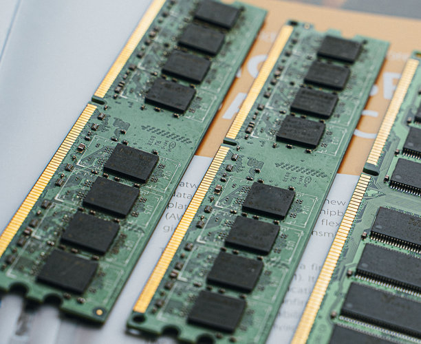 照片中展示了一块绿色电路板上的RAM内存芯片、集成电路和微处理器。照片中还有集成电路、RAM内存和DDR2内存。图片下载