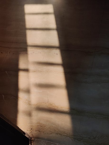 清晨阳光透过窗户洒在地板上 - 高清库存照片图片下载