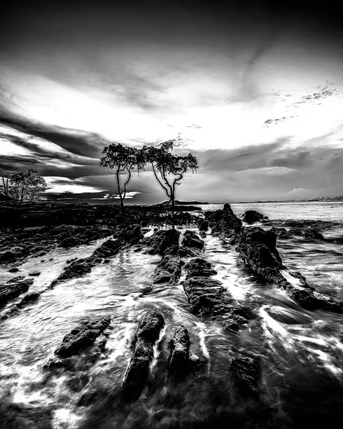 日落时分海上桥梁的黑白照片。图片下载