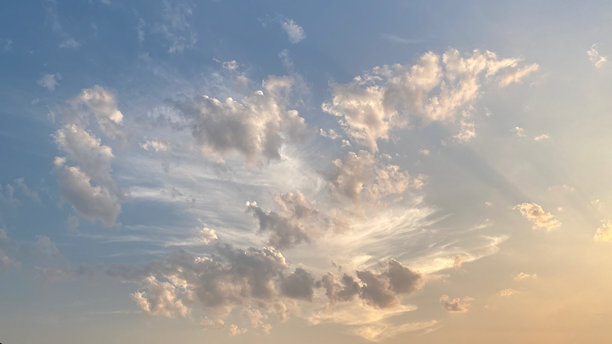 黄昏天空与云朵背景的照片。清晨日出日落的氛围。图片下载