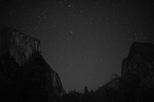 夜空下星星点点的优胜美地山谷黑白照片图片下载