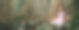 穿着淡紫色裙子的女孩在自然户外悬挂花园秋千上，周围是绿色的叶子 - 股票照片。图片下载