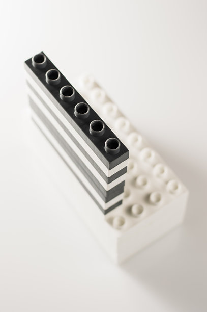 照片展示了一些儿童塑料积木的碎片，随机组装在一起。图片下载