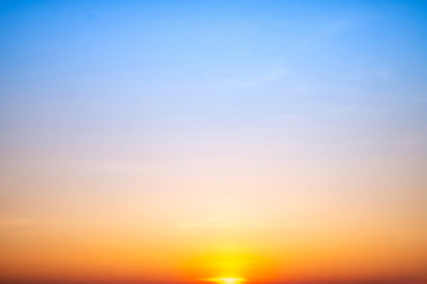 美丽奢华的柔和渐变橙金色云彩和阳光映照在蓝天上，完美适合作为背景，拍摄于黄昏时分，清晨，超大尺寸，高分辨率风景照片图片下载