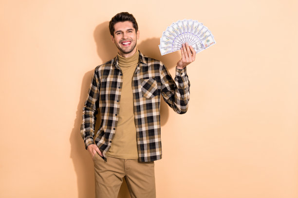 积极的金融家展示着十亿收入的照片，背景为柔和的色彩。图片下载