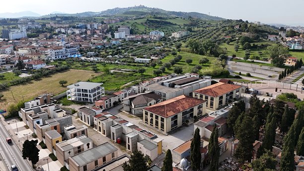 意大利罗塞托·德利·阿布鲁齐镇的房屋、屋顶、街道和绿地的航拍照片，展现了美丽的景色。图片下载