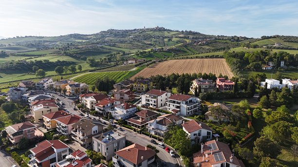 意大利罗塞托·德利·阿布鲁齐镇的房屋、屋顶、街道和绿地的航拍照片，展现了美丽的景色。图片下载