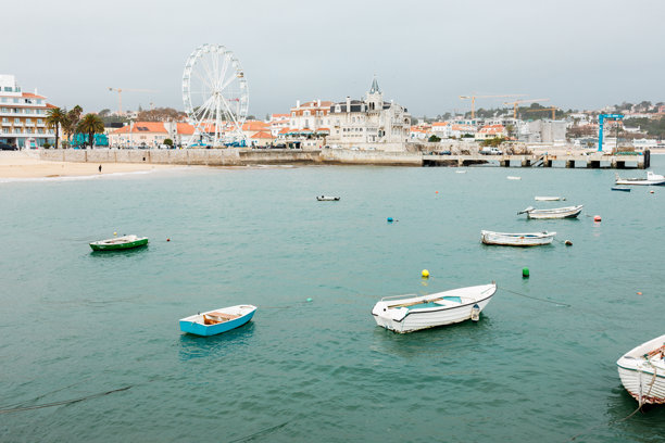 小船漂浮在葡萄牙卡斯凯什港口。库存照片图片下载