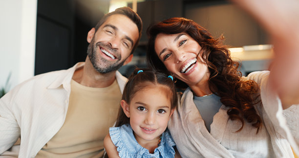 父母、孩子和在家自拍的肖像，用于社交媒体发布，增进亲密关系和联系。家庭、人物和摄影，用于更新个人资料照片、记录回忆或展示关系的安全感。图片下载