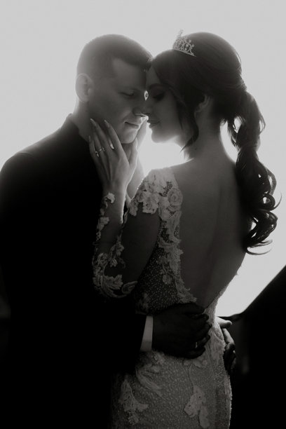 一对情侣在黑白照片中相拥而立图片下载