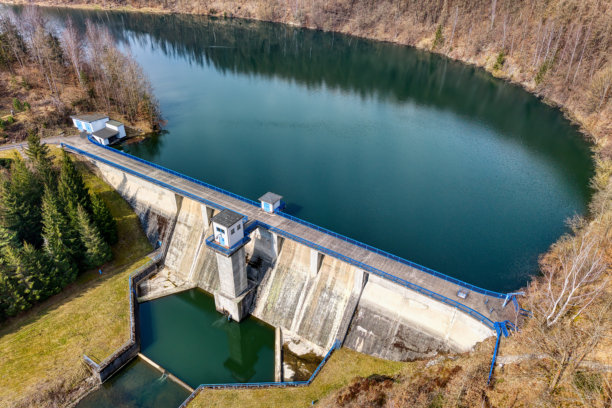 哈茨山脉中维普拉的水坝航拍照片图片下载