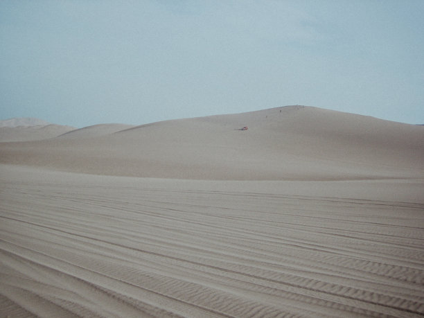 伊卡沙漠中的沙丘 - 模拟照片风格。图片下载