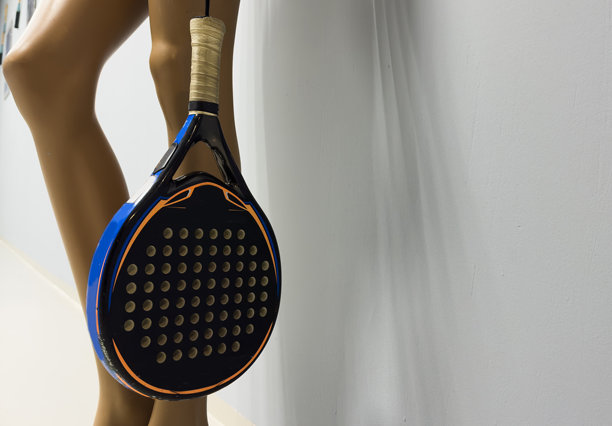 年轻的壁球运动员手持球拍。女孩运动员在白色背景下持有球拍。运动概念。下载高质量照片用于体育应用或网站的设计。图片下载