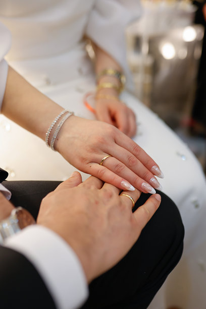 新娘和新郎在订婚日手牵手的照片图片下载