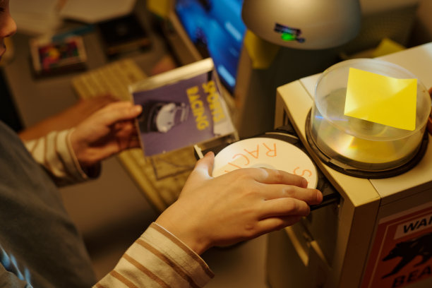 打印文档的过程和在打印机旁边拿着照片图片下载