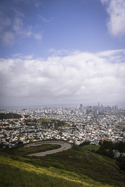 从双峰俯瞰旧金山天际线的照片图片下载